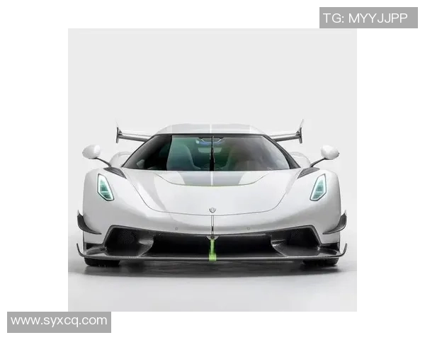 足球巨星驰骋赛道 驾跑车展现速度与激情的完美结合