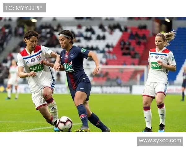 足球球星赛场边淡定吃香蕉展现幽默风采引发球迷热烈讨论 足球球星赛场边淡定吃香蕉展现幽默风采引发球迷热烈讨论